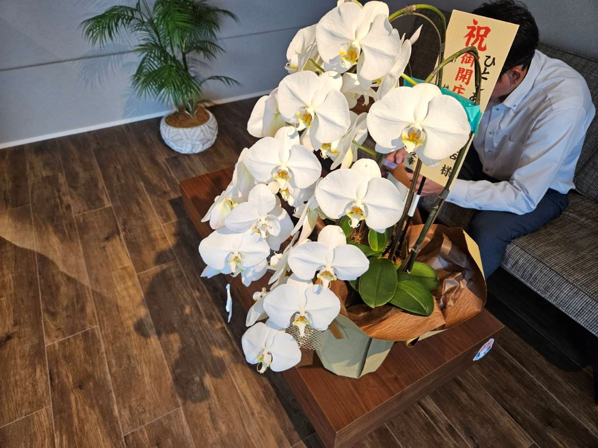 北山田にオープンした買取専門店ひとしあ北山田店と開店祝いのお花